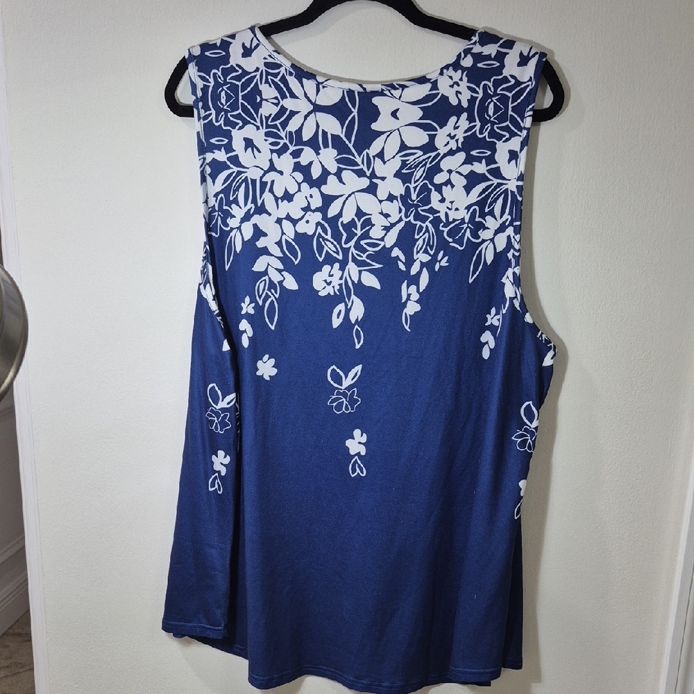 Navy Womens Plus 4X Floral V-Neck Tank Top NWOT - Picture 2 of 8